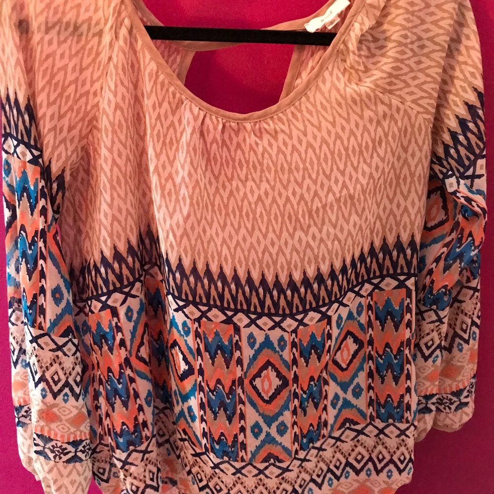 Beautiful shirt with pattern and key hole back!